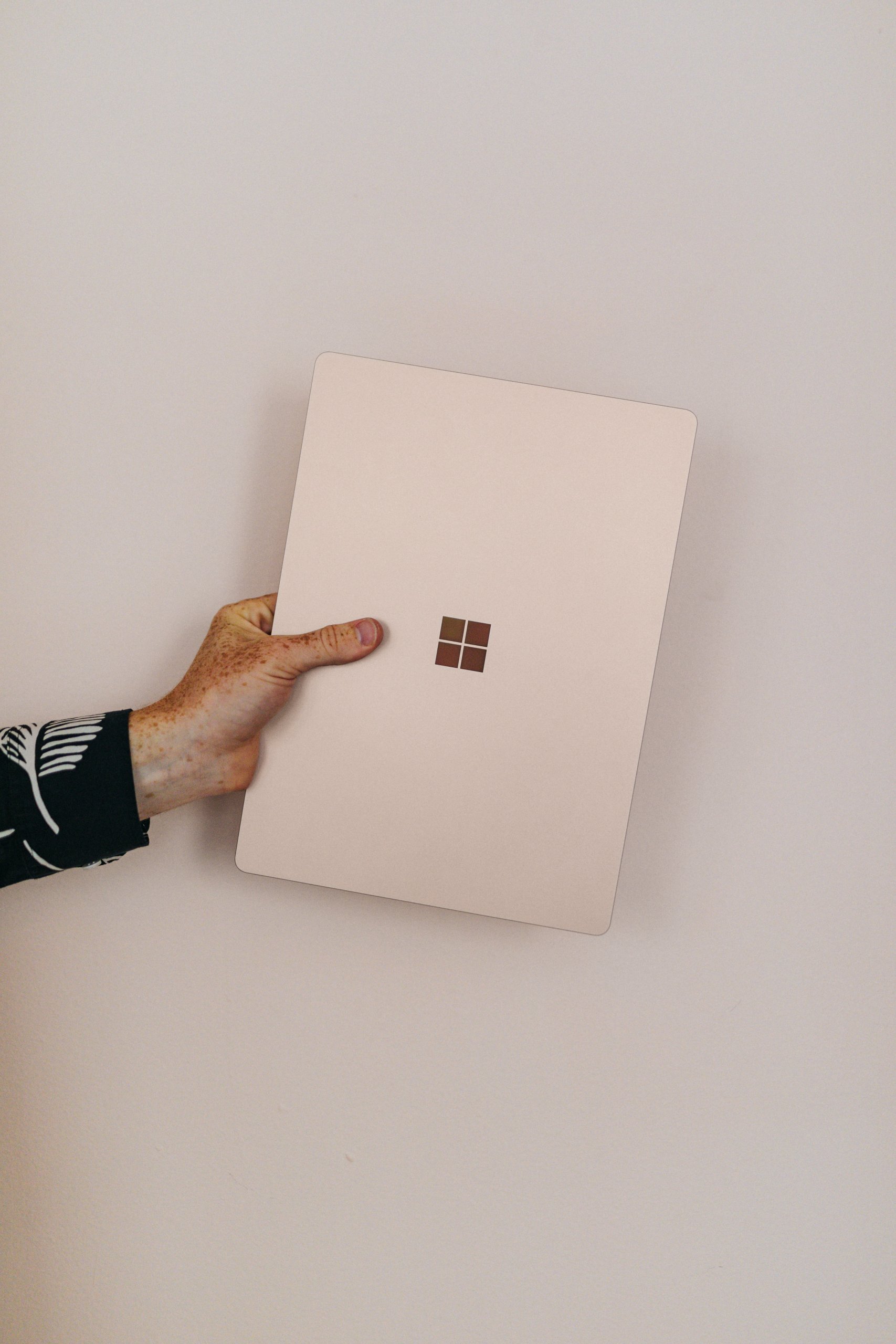 surface-gNlvxxs4ehQ-unsplash